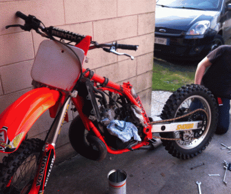 Smontare il motore dal telaio della moto